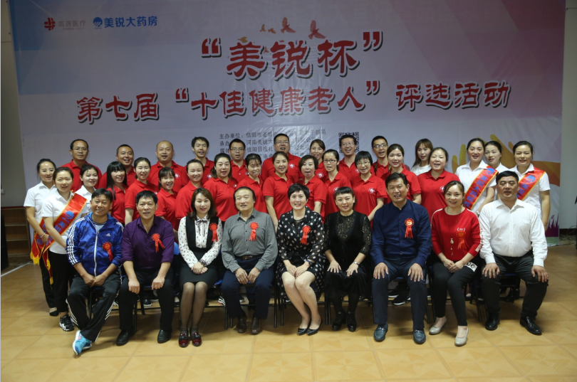 健康老人登擂台 鹤发童颜展英姿